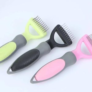 Brosses ergonomiques pour animaux de compagnie avec poignées en néon pour un démêlage efficace des poils, sur fond clair.