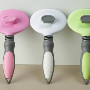 Coupe-pizza ergonomique et élégant dans des tons pastel sur fond beige.