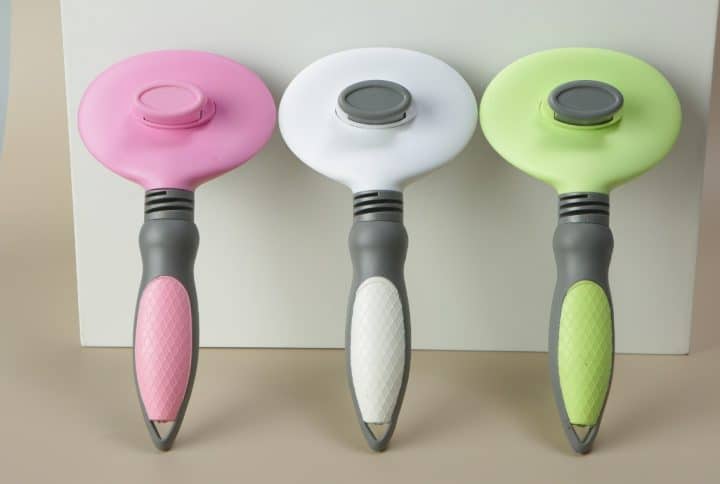 Cortadores de pizza ergonómicos e elegantes em tons pastel sobre fundo bege.