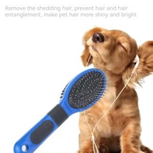 Le chien apprécie le toilettage avec la brosse Shed-Free Bliss pour un pelage brillant.