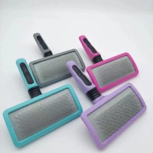 Brosses ergonomiques colorées pour un toilettage efficace de l'animal.