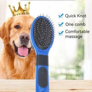 Golden Retriever met kruin geniet van Viktor Dual-Sided Comb in gezellige huiselijke omgeving.