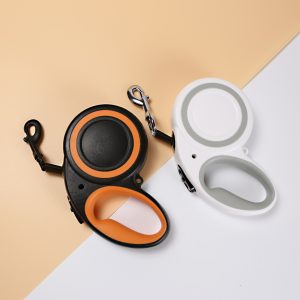 Trelas retrácteis elegantes para cães nas cores preto, laranja e branco para passeios confortáveis.