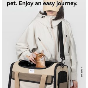 Stylish Pet Travel Bag for Cats - Comfortable and Chic Carrier for Feline Travel.