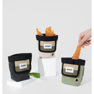 Os sacos para snacks isolados em preto, branco e verde contêm vegetais saudáveis para comer em viagem.