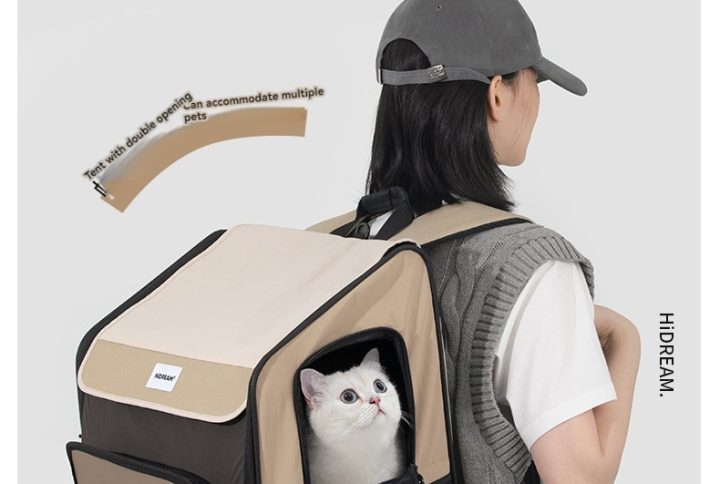 Mochila elegante para gatos em bege e preto com vista de 360° para aventuras ao ar livre.